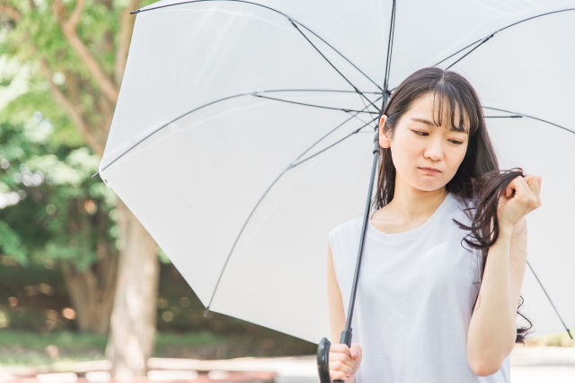 梅雨になると髪がペタンコに… <br>湿気が女性の薄毛に与える影響とは？
